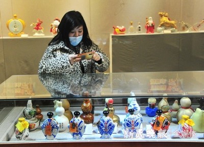 酒韵千年 中华酒瓶艺术展中的传统酒文化探微