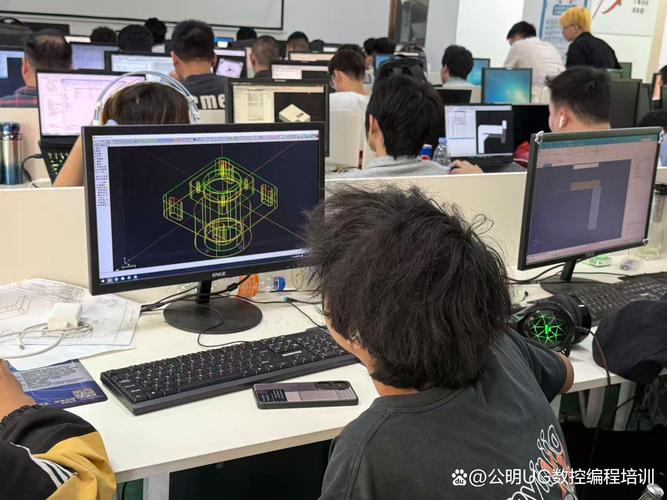 工厂学徒vs专业培训:学cnc编程哪种方式更好?